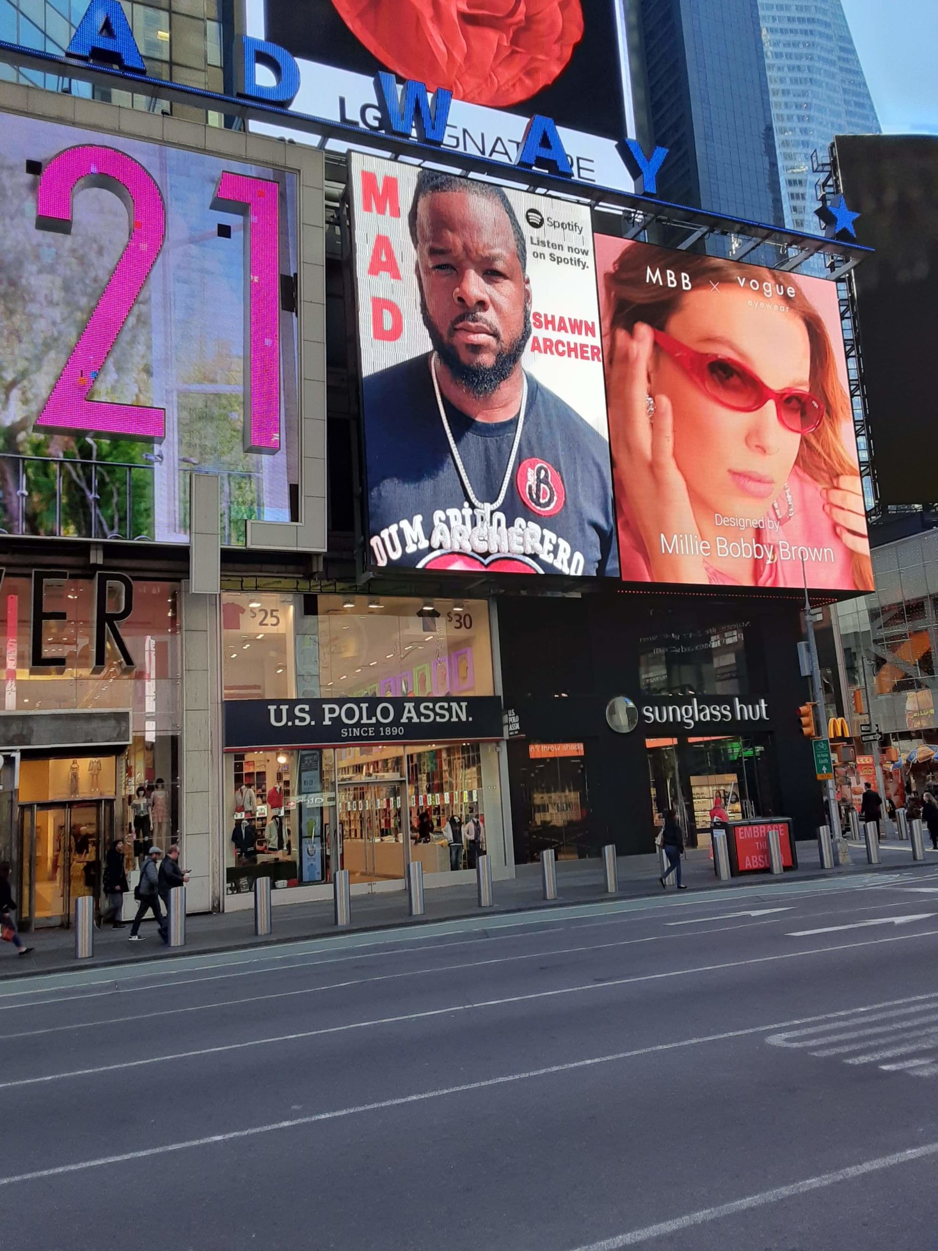 Shawn Archer debuts single “Mad” with Billboard in Times Square NYC!